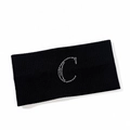 Detalle de diadema elástica negra con el diseño de la letra C en pedrería plateada - Estilo Letra C