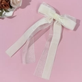 Vue détaillée d'une barrette nœud en velours et tulle avec de longs rubans crème - Beige
