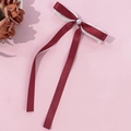 Détail de pince à cheveux avec nœud en satin bordeaux, dentelle blanche et perle - Bordeaux