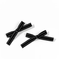 Détail de deux pinces à cheveux nceud noir avec bordure blanche sur fond blanc pur - Noir (Style 1)