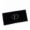 Detalle de la diadema deportiva de punto acanalado negro con diseño de letra D en strass - Estilo Letra D