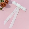 Dettaglio del fiocco per capelli in velluto bianco con perle e nastri lunghi eleganti - Bianco