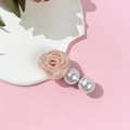 Vue détaillée d'une rose en tissu rose élégante et perles blanches sur pince à cheveux - Rose Saumon (6#)