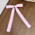 Fiocco per capelli rosa con bordi ondulati e nastri lunghi su sfondo in legno - Molletta Fiocco con Nastrini Lunghi Rosa (6#)