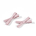 Dettaglio di due fiocchi rosa per capelli con bordi cuciti bianchi e clip in metallo argento - Rosa (Stile 2)