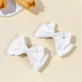 Detail von weißen Haarspangen aus Spitze und Satinband im Doppel-Schleifen-Design - Doppellagiges Spitzenschleifen-Set / Weiß
