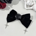 Detailansicht der schwarzen Samtschleife-Haarspange mit silbernen Rosenkreuz-Anhängern - Schwarze Rose
