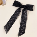 Detail einer Vintage-Haarspange mit schwarzer Blumenspitze und langen Bändern auf hellem Grund - Schwarzer Spitzenstil (1#)