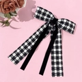 Detalle de elegante pinza para el pelo con lazo de cuadros y cintas de terciopelo negro - Negro