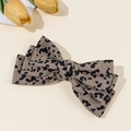 Détail d'une pince à cheveux à nœud multicouche avec motif léopard et tissu texturé - Léopard Café Foncé (2#)
