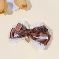 Dettaglio macro della molletta a fiocco in raso marrone e pizzo con cuore dorato - 3# Stile Pizzo Cioccolato