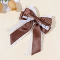 Dettaglio del fermaglio per capelli a fiocco in raso marrone e pizzo bianco con ciondoli - 4# Stile Nastro Grande