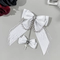 Détail de la pince à cheveux nœud en dentelle blanche avec strass cœur et chaîne perle - Blanc