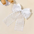 Detalle de pasador de lazo de encaje blanco con bordado floral y nudo de satén - Blanco