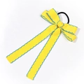 Dettaglio fiocco per capelli giallo con bordo smerlato blu ed elastico nero - Giallo