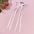Detail eines weißen Satin-Schleifen-Haargummis mit langen Bändern auf rosa Grund - Weiß