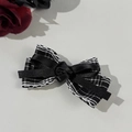 Detailansicht der karierten Tweed-Haarklammer mit einer schwarzen Rosenverzierung - Schwarz Weiß Tweed Schwarz Rose Stil (3#)