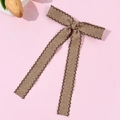 Dettaglio del fermaglio per capelli a fiocco marrone con trama diagonale ricamata - Stile Fiocco a Nastro Corto / Marrone Con Bordo Ondulato Marrone Scuro