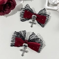 Gothic Spitzen-Haarspange mit schwarzem Herz-Edelstein und silbernem Kreuz-Anhänger - Burgunderrot