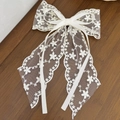 Eleganter weißer Spitzen-Haarclip mit Schleife und langen Bändern im Vintage-Stil - Exquisites Spitzenmodell / Beige