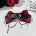Gothic Haarklammer aus weinrotem Satin mit Ketten, Kreuzen und Herz Leder-Schnalle - Burgunderrot