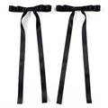 Détail des élégantes barrettes à nœuds en satin noir avec de longs rubans fluides - Noir