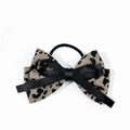 Dettaglio del tessuto leopardato e del fiocco di raso nero sull'elastico per capelli - Stile Leopardato Marrone Scuro