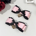 Detailansicht der rosa-schwarzen Lolita-Schleifen-Haarspangen mit goldenen Herzanhängern - Rosa Schwarz Gestufter Anhänger Stil (1#)