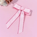 Détail d'une pince à cheveux en ruban gros-grain rose clair avec bordure picot douce - Rose