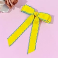 Barrette à cheveux avec nœud en ruban jaune et bordure festonnée bleue sur fond rose - Jaune