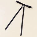 Dettaglio di un choker in raso nero con ciondolo a cuore in cristallo scintillante - Nero (Cuore Bianco)