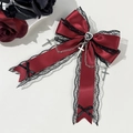 Fiocco per capelli Gothic Lolita con raso rosso, pizzo nero e ciondolo a cuore - Borgogna
