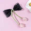 Detalle de pasador de lazo negro de organza con cintas verdes y flores de tulipán - Negro