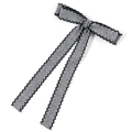 Detalle del clip de pelo con lazo gris, bordes festoneados negros y tejido con textura - Gris