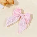 Nahaufnahme der rosa Haarklammer mit feiner weißer Spitze und eleganten Satinstoffen - Satin-Spitzen-Streamer-Schleife Stil(3#)