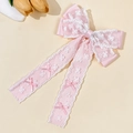 Detail einer rosa Spitzenschleifen-Haarspange mit weißer Stickerei und langen Bändern - Lange Spitzen-Streamer-Schleife Stil(4#)