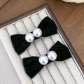 Detalle de pinzas para el pelo de lazo de terciopelo verde oscuro con perlas blancas - Verde Oscuro