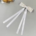 Detalle de elegante pinza para el pelo de satén blanco con encaje y cintas largas - Blanco