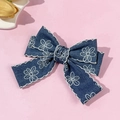 Fermaglio per capelli in denim blu con ricami floreali bianchi su sfondo rosa chiaro - Blu scuro