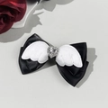 Detail von schwarzer Satinschleife Haarklammer mit Plüschflügeln und Herz-Strass - Schwarz