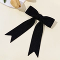 Elegante lazo para el pelo en terciopelo negro con cintas largas y fondo minimalista - Negro
