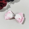 Detail von rosa Satin-Haarspange mit weißen Plüschflügeln und herzförmigem Strassstein-Zentrum - Rosa