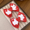 Détail de barrettes à nœuds rouges et blancs à double couche avec décors de cœurs - Rouge (1 Paire)