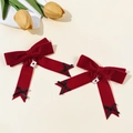 Detail van de fluwelen haarstrikken met harten Aas hanger en tulpen op achtergrond - Rood