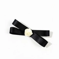 Dettaglio di fiocco in raso nero con rosa in tessuto crema per accessorio scolastico - Stile Decorazione Rosa Satin (1#)