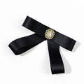 Dettaglio del fiocco di raso nero con pizzo dorato e decorazioni in perle - Stile Perla Strass Bordo Dorato (3#)