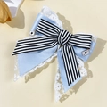 Detail einer blauen Lolita-Haarschleife mit Spitze und Spielkarten-Anhängern - Poker Anhänger Spitzen Schleife Stil (4#)