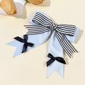 Detail der blau-satinierten Lolita-Haarschleife mit schwarz-weißen Streifen - Lange Bänder Doppel Schleife Stil (3#)