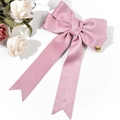 Rosafarbene Cord-Haarschleife mit Perle und Goldplakette auf weißem Hintergrund - Rosa