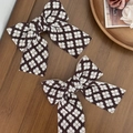 Detail van bloemen haarclips met bruine en beige geometrische patronen op hout - 2#